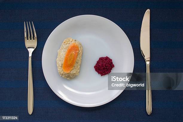 Foto de Gefilte Peixe Com Raizforte e mais fotos de stock de Refeições - Refeições, Sabá, Botar a Mesa