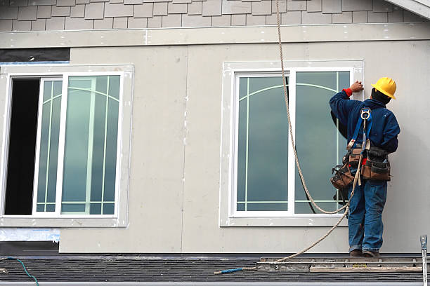 operaio sul tetto - model home construction repairing residential structure foto e immagini stock