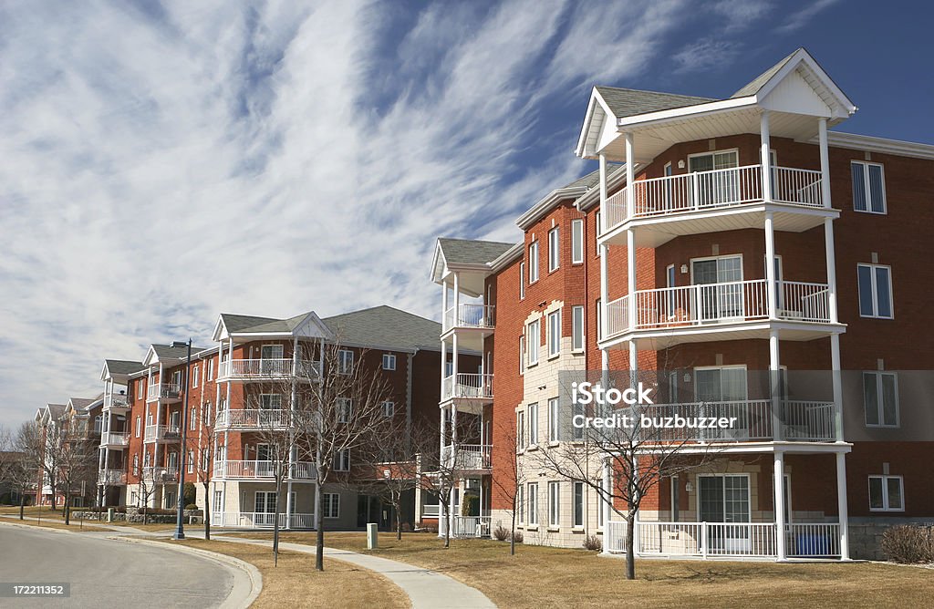 Edifícios de apartamentos modernos - Foto de stock de Apartamento royalty-free