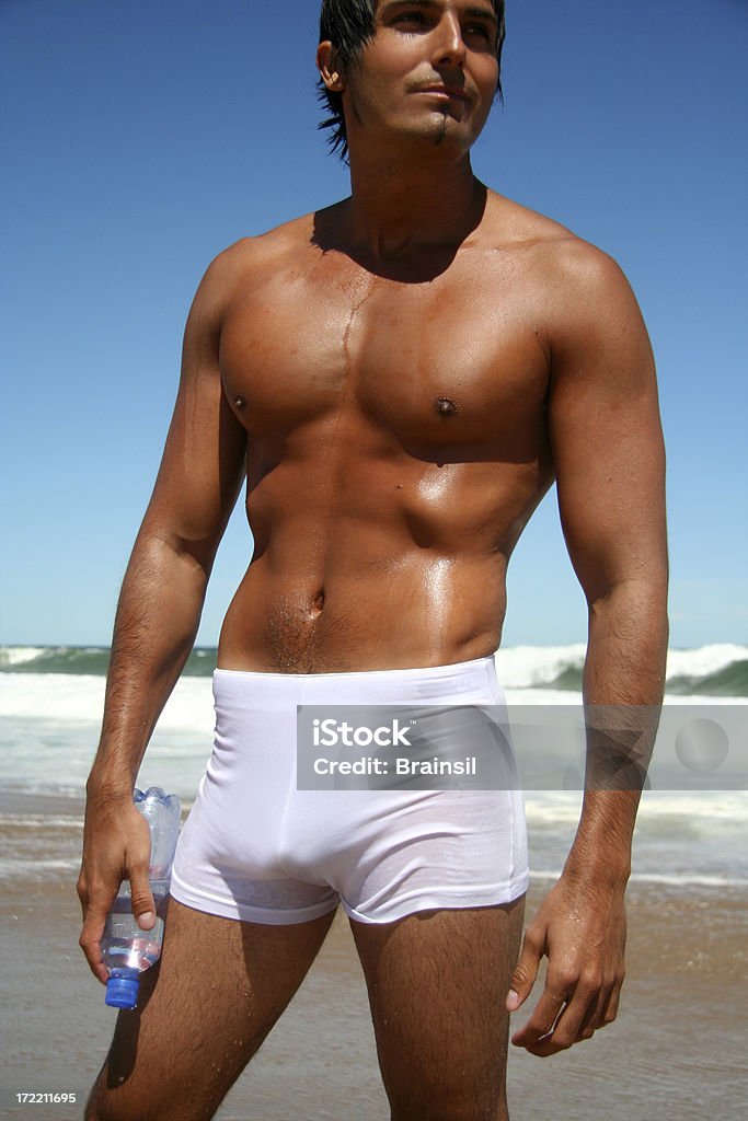 Seksowny Mężczyzna na plaży - Zbiór zdjęć royalty-free (20-29 lat)