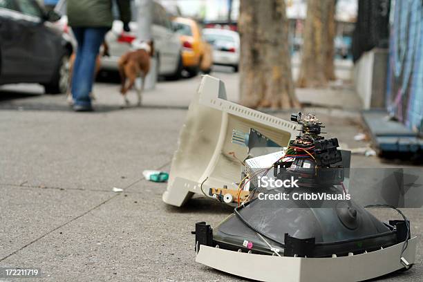 Abandonado La Tecnología Foto de stock y más banco de imágenes de Basura - Basura, Ciudad de Nueva York, Ordenador