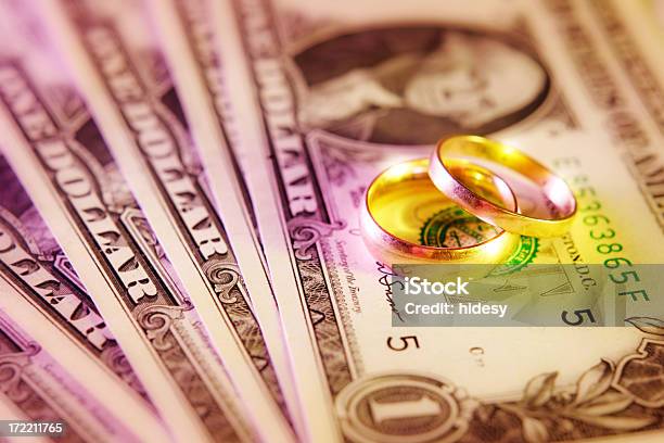 Расходы На Вступление В Брак — стоковые фотографии и другие картинки Валюта - Валюта, Женатые, Подарок