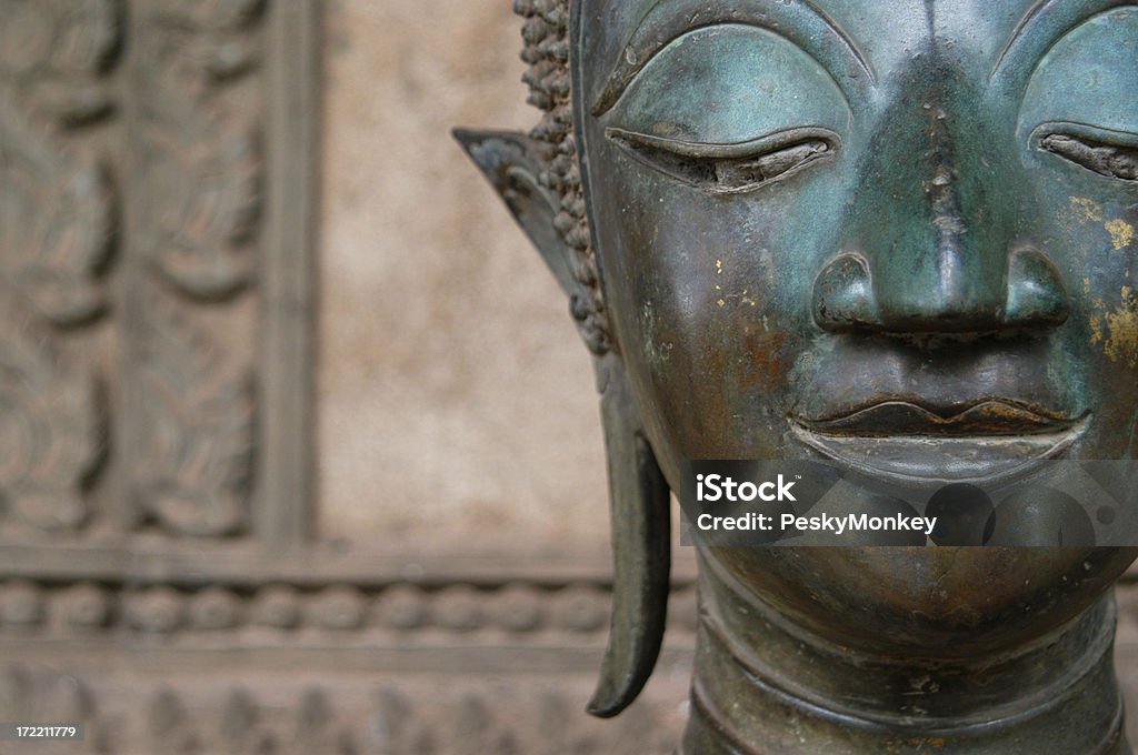 Patina di bronzo statua di Buddha con gli occhi chiusi - Foto stock royalty-free di Buddha