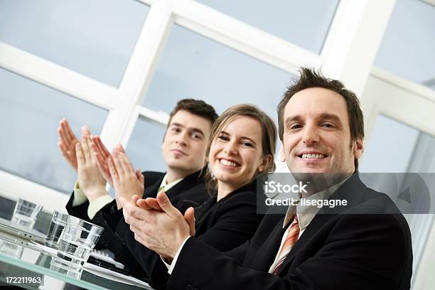ビジネスの人々拍手喝采 - 3人のストックフォトや画像を多数ご用意 - 3人, よそいきの服, オフィス