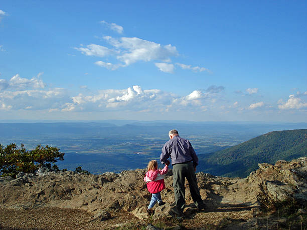 senior actif randonnée avec un jeune enfant (petite-fille - little girls fun lifestyle handcarves photos et images de collection