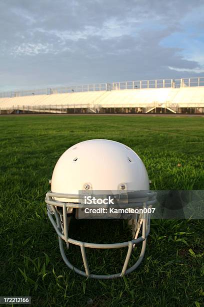 Football Player 풋볼 헬멧에 대한 스톡 사진 및 기타 이미지 - 풋볼 헬멧, 흰색, 풀-벼과