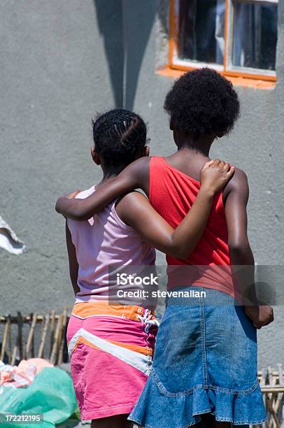 Gli Amici - Fotografie stock e altre immagini di Abbracciare una persona - Abbracciare una persona, Africa, Amicizia