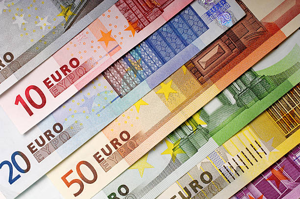 fondo de dinero - símbolo de moneda de la comunidad europea fotografías e imágenes de stock