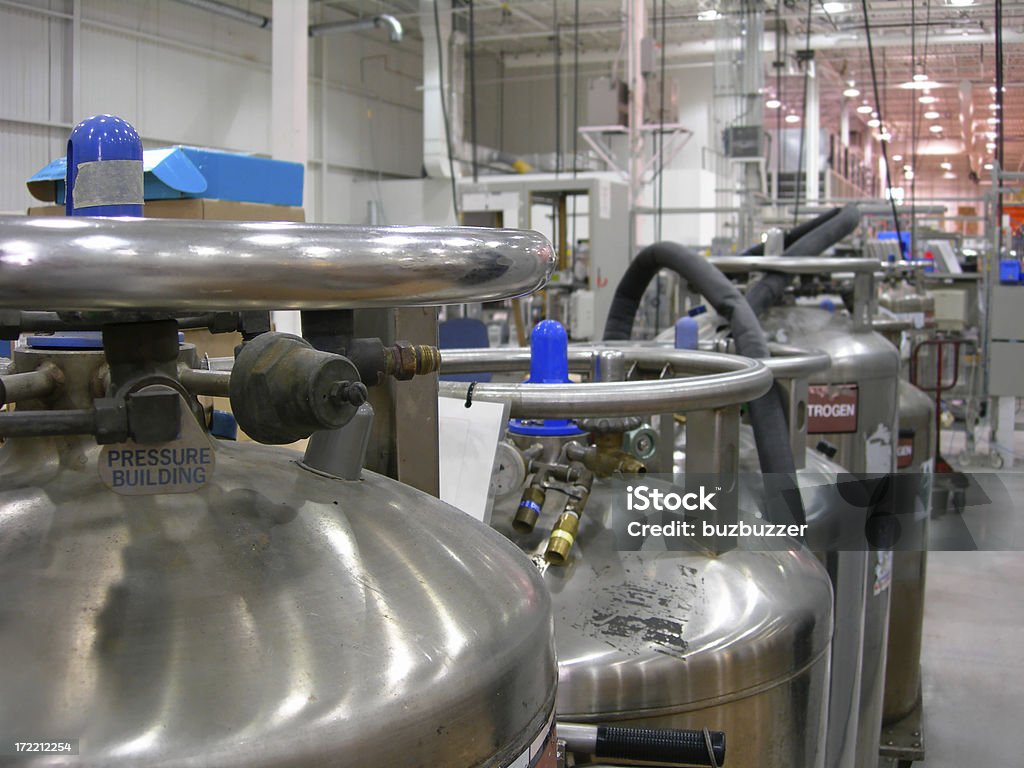 Vários Industrial tanques de azoto dentro de uma indústria - Foto de stock de Nitrogênio royalty-free