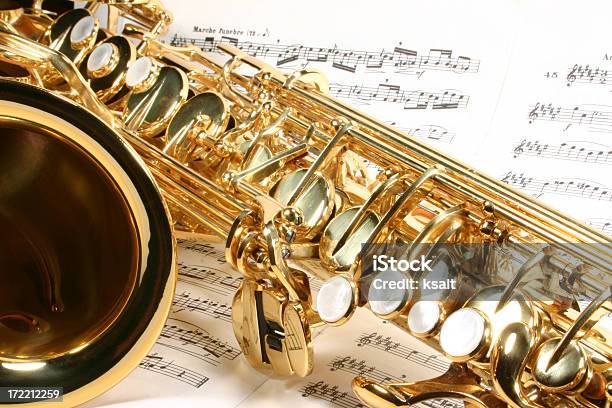 Saxofone Alto Com Pauta De Música - Fotografias de stock e mais imagens de Saxofone Barítono - Saxofone Barítono, Saxofone, Macrofotografia