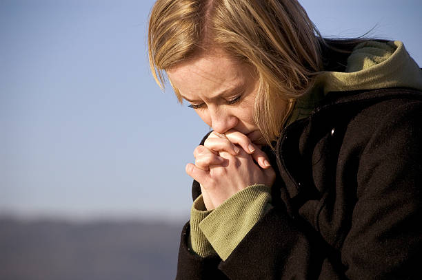 기도하다 03 - kneeling praying women begging 뉴스 사진 이미지