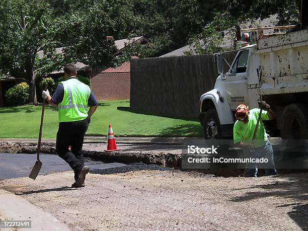 Reparación De Construcción De Carretera Foto de stock y más banco de imágenes de Adulto - Adulto, Agujero, Asfalto