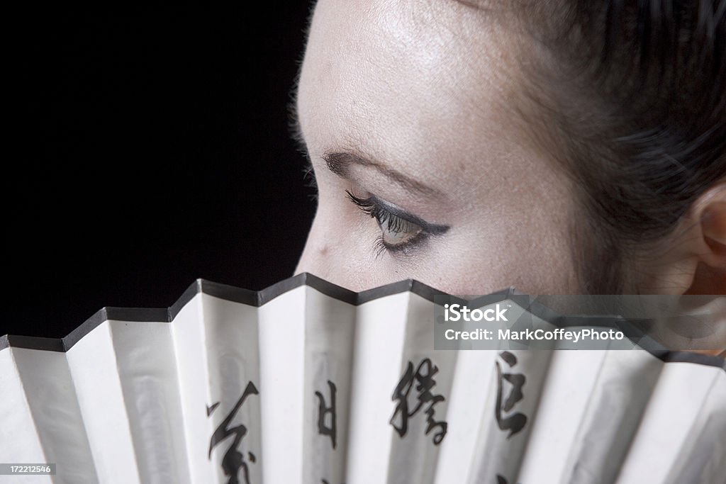 Geisha y ventilador mirando a la izquierda - Foto de stock de Abanico libre de derechos