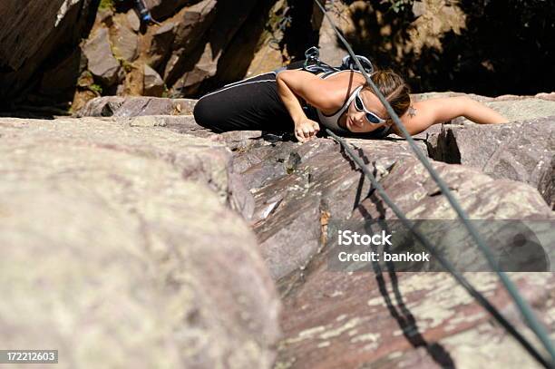 Photo libre de droit de Femme Montée Descaliers banque d'images et plus d'images libres de droit de Atteindre - Atteindre, Sommet - Montagne, Adulte