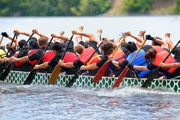 carreras de barcos dragón tripulación - remo de competición fotografías e imágenes de stock