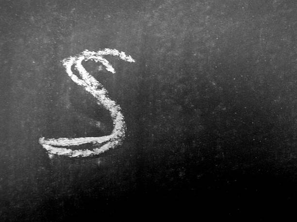 alfabeto-s-chalk - blackboard letter letterform writing - fotografias e filmes do acervo