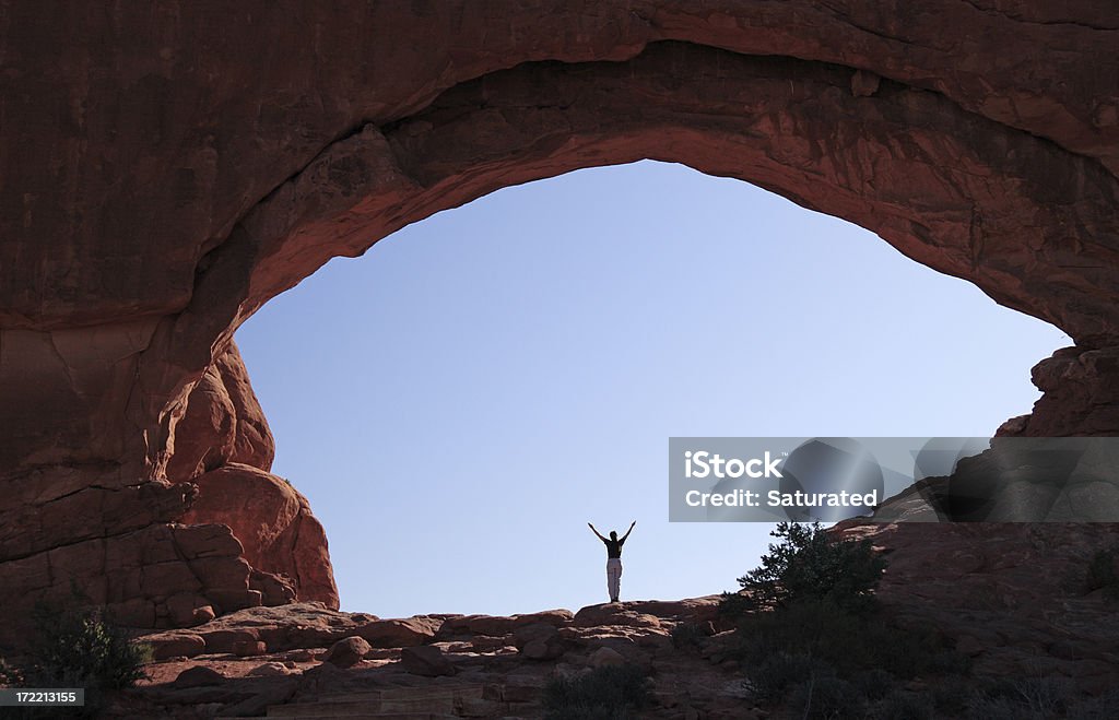 Femme avec les bras écartés de Rock Arch - Photo de Adulte libre de droits