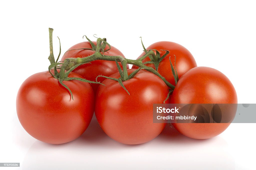 Pomodori freschi, isolati su sfondo bianco - Foto stock royalty-free di Alimentazione sana