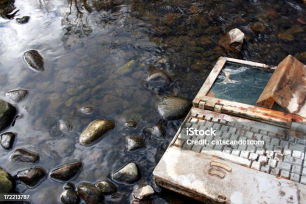 Rostige Wet Laptop Liegen Instream Stockfoto und mehr Bilder von Elektroschrott - Elektroschrott, Fluss, Alt