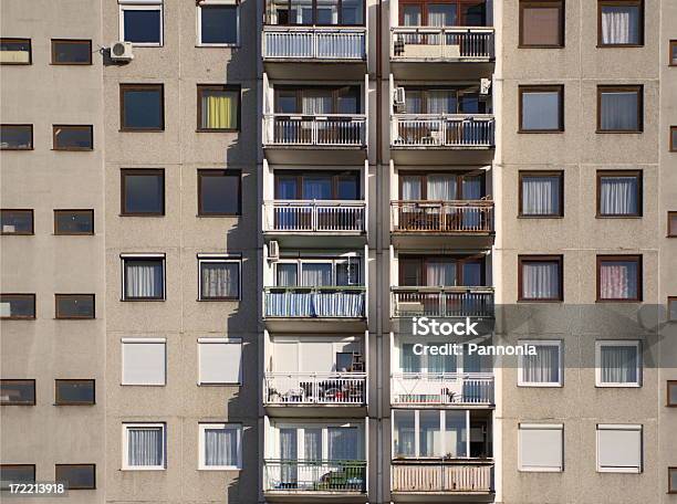 Photo libre de droit de Apartment Building banque d'images et plus d'images libres de droit de Communisme - Communisme, Appartement, Balcon