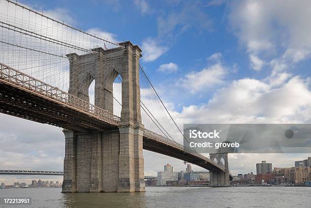 Brooklyn Bridge W Manhattan - zdjęcia stockowe i więcej obrazów Brooklyn - Nowy Jork - Brooklyn - Nowy Jork, Chmura, Fotografika