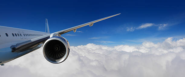 samolot latający nad chmury - wing airplane sky jet zdjęcia i obrazy z banku zdjęć