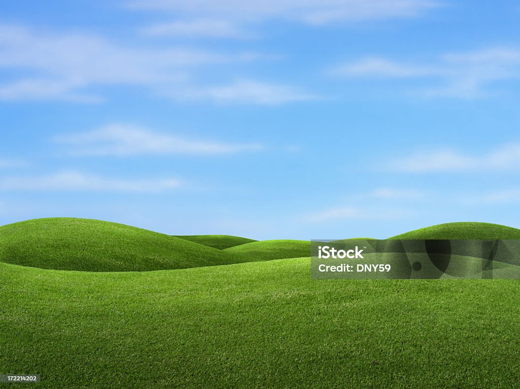 Dolci colline verdi e blu cielo sullo sfondo - Foto stock royalty-free di Collina
