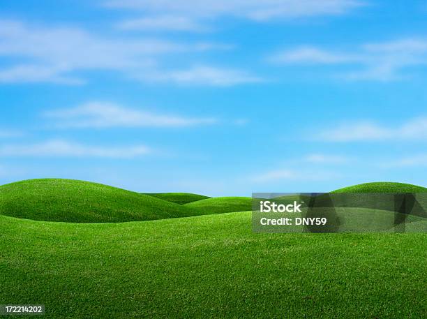 Rolar Verde Hills Com Céu Azul Em Fundo - Fotografias de stock e mais imagens de Cor verde - Cor verde, Encosta, Relva