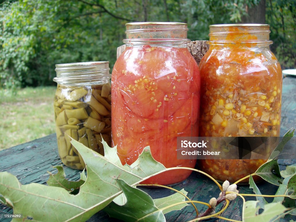 Alimentos vegetales enlatados de mercancías - Foto de stock de Alimento libre de derechos