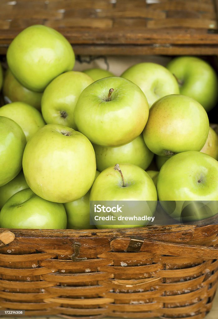 Weidenkorb mit grünen Äpfeln - Lizenzfrei Apfel Stock-Foto