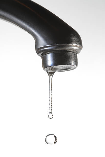 a torneira e gotejamento - drop faucet water sink - fotografias e filmes do acervo
