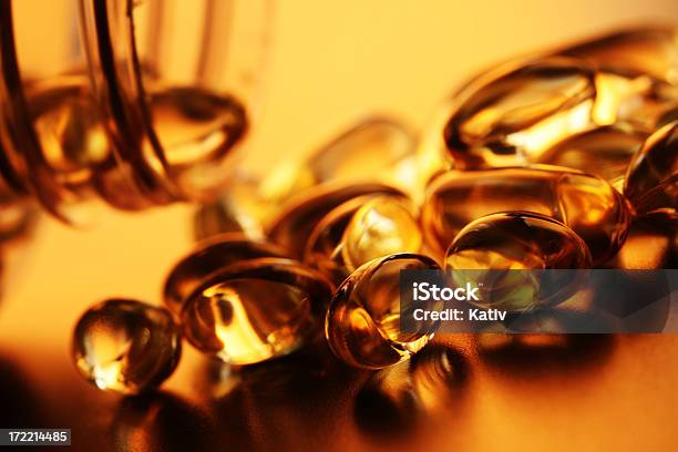 Las Vitaminas Gel Pastillas Foto de stock y más banco de imágenes de Aceite de hígado de pescado - Aceite de hígado de pescado, Adicción, Amarillo - Color