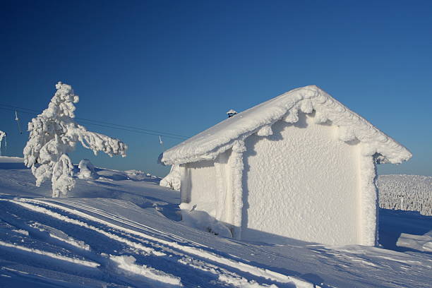 congelados cabana de madeira - cabin snow finland lapland imagens e fotografias de stock