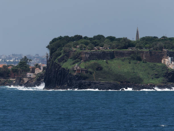 particolare dell'isola di goree di fronte al porto di dakar - dakar region foto e immagini stock