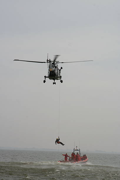 sar operação - rescue helicopter water searching imagens e fotografias de stock