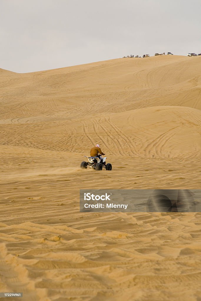 Moto todo terreno desierto de carreras de Motor de los Emiratos Árabes Unidos - Foto de stock de Desierto libre de derechos