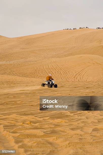 Foto de Bicicleta De Quatro Lugares Deserto De De Corrida Emirados Árabes Unidos e mais fotos de stock de Bicicleta de Quatro Lugares