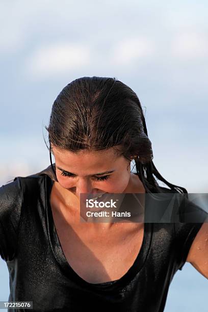 Molhado Em Roupas - Fotografias de stock e mais imagens de Encharcado - Encharcado, Mulheres, Só Uma Mulher