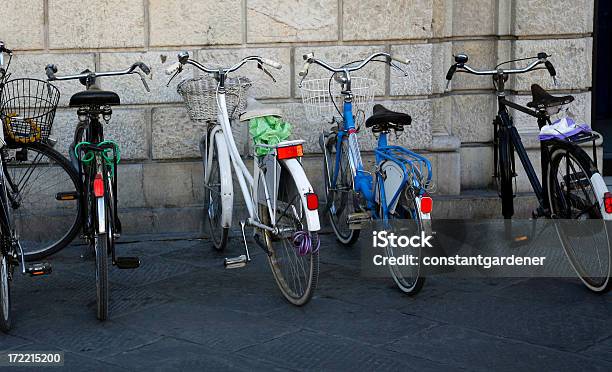 Foto de Estacionados Bicylces e mais fotos de stock de Bicicleta - Bicicleta, Fechadura, Homens