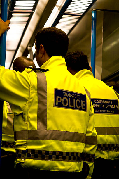 police des transports sur un train de - british transport police photos et images de collection
