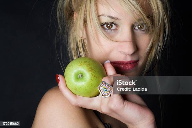 Mädchen Mit Grünem Apfel Stockfoto und mehr Bilder von 20-24 Jahre - 20-24 Jahre, Apfel, Apfelsorte Granny Smith