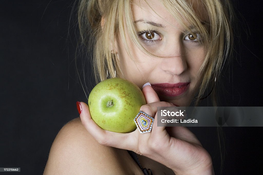 Fille avec pomme verte - Photo de 20-24 ans libre de droits