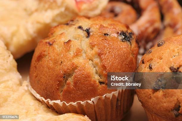 Foto de Manhã Muffins e mais fotos de stock de Muffin Chocolate Chip - Muffin Chocolate Chip, Assado no Forno, Assar