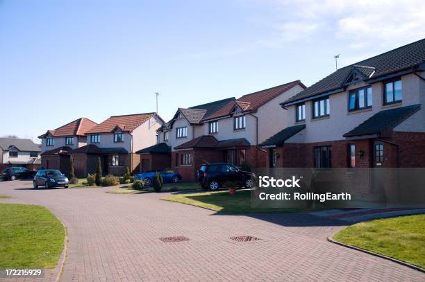 Suburbia Série - Fotografias de stock e mais imagens de Casa - Casa, Estacionamento de Carros, Casa Semi-isolada