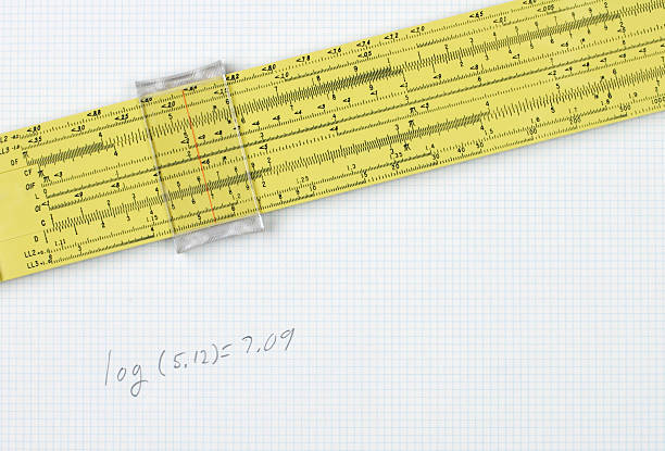 règle coulissante sur papier millimétré avec équation - slide rule photos et images de collection