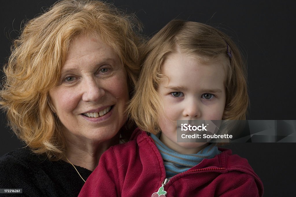 & petite-fille de Grand-mère - Photo de 2-3 ans libre de droits