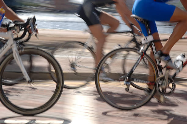 ciclistas durante corrida - racing bicycle cyclist sports race panning imagens e fotografias de stock
