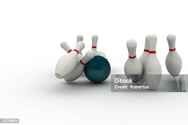 Strike De Bowling Foto de stock y más banco de imágenes de Bola de bolos - Bola de bolos, Boliche - Juego, Competición