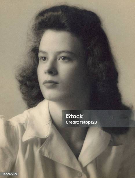1940 Er Porträt Einer Schönen Jungen Frau Stockfoto und mehr Bilder von Retrostil - Retrostil, Altertümlich, Frauen