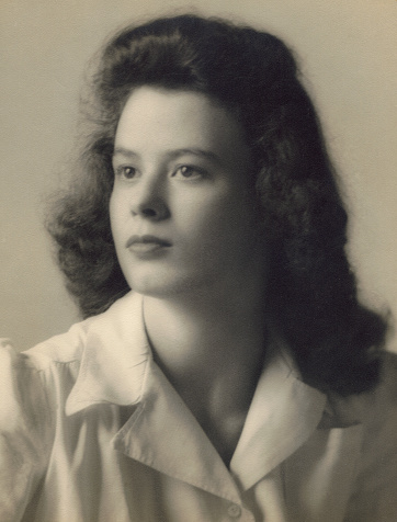 Década de 1940 Retrato de una bella mujer joven photo